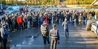 FOTO:MATS RAGNARSSON 
Tävlingsledare Leif Sjöström hälsade alla lag välkomna till dagens tävling på Pengfors Motorstadion.
