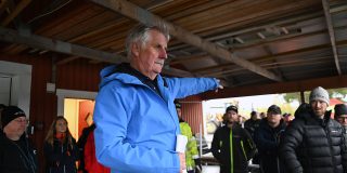 📷 MATS RAGNARSSON 
Tävlingsledaren Leif Sjöström samlade alla tävlande före start och gick igenom regler och svarade på de tävlandes frågor & funderingar.