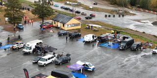 📷 MATS RAGNARSSON 
Dagens UTH vid Pengfors Motorstadion  körs i två klasser, Framhjulsdrivet och Bakhjulsdrivet.
Ett av lagen är Nymans Däck med profilen Jonas Lindgren. Håll tillgodo med hans tankar om denna tävlingsform.