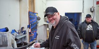 📷 MATS RAGNARSSON  Under 20-talet år har Tavelsjöbon Janne Carlson tjänstgjort som tekniker och
besiktningsman inom bilsporten för att nu också vara ny medarbetare i redaktionen
kring Vännäs MK:s hemsida.