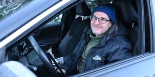 📷 MATS RAGNARSSON  Förutom styrelsearbete för Jonas Sundqvist är han i högsta grad inblandad i klubbens verksamhet ute i verkligheten. Här är Jonas fångad i arbetet med att släppa iväg de startande i Mullsjö Cup under en av  sträckorna.