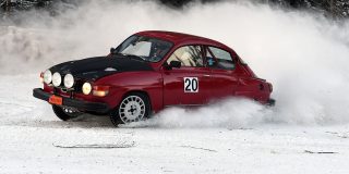 📷 MATS RAGNARSSON  Innan start i lördagens Mullsjö Cup 1 var Per Sandström, Vännäs MK, i sin Saab 96 lite orolig att vara "ringrostig" då senaste tävlingen för hans del på snö var 2019. Mullsjö Cup 2 fortsätter under söndag 11 januari.