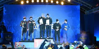 📷 MATS RAGNARSSON Det var inget fel på hyllningarna då Nils Östgård och Andreas Johansson skulle hyllas för sin första plats på stora scenen vid Red Barn Arena. Nationalsång kryddades med Champagne och publikens jubel. Övriga på prispallen, två från vänster: Christoffer Haglund, SMK Nyköping samt  Tommy Eliasson, Storfors.