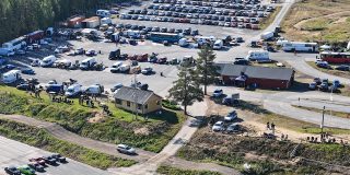 📷 MATS RAGNARSSON Välfylld parkering gillar Vännäs MK då klubben arrangerar sina tävlingar på Pengfors Motorstadion.