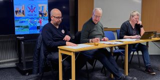 📷 MATS RAGNARSSON  
Trion som fick sitta längs fram även detta år var från vänster, Erik Åström, ordförande Vännäs MK, Ulf Eriksson, mötesordförande samt Boel Renlund Granath, sekreterare Vännäs MK.