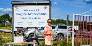 📷 MATS RAGNARSSON  
Det vara bra med besök fredag 10 juli då Vännäs MK körde dag två av sin Vännäsdagarna-Racet i Folkrace. Anna Nordström var en av många funktionärer och hade ansvar vid insläppet till Pengfors Motorstadion.