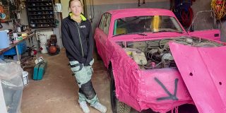 📷 JANNE CARLSON  
Motorsportens starke man i Vindeln, Roger Sandström, har två döttrar tillsammans med hans Liselotte. Wilma, den äldre, är på gång med sin egen karriär i sin omlackerade Volvo 240 och nästa start blir framöver i Lycksele. Till den yngre, Elsa, har beställning gjorts i dagarna till en biltrailer. Äpplet brukar inte falla så långt från trädet, brukar det heta i vissa sammanhang.