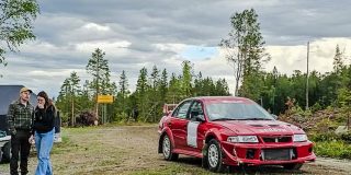 📷 ROGER NORDVALL 
Bilen som Nils Östgård, Vännäs MK, kommer att köra nu på lördag är hans Mitsubishi EVO Vl som varit i hans ägo sedan Rally Sweden. Denna bild tagen för några veckor sedan för att få lite träningstid med bilen.