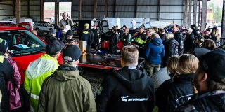 > 
📷 MATS RAGNARSSON  
I sedvanlig ordning var tävlingsledaren Leif Sjöström i fokus under förarmötet när det gällde att gå igenom lördagens spelregler runt antal körda varv, byte av chaufför plus mycket annat.
