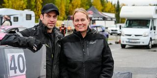 > 
📷 MATS RAGNARSSON  
Kommande lördag körs det en sk UTH i Avanäs, Vindeln. Två starka motorprofiler från VMK-sektionen i Vindeln är Roger Sandström & Liselotte Sandström som tillsammans med Leif Sjöström jobbat för att lördagens UTH ska bli bra på alla sätt och vis Leif låter hälsa att En väldigt jobbig och utslagsgivande uthållighets bana.
Depån kommer att vara under tak. 
Hamburgare och fika kommer att finnas.