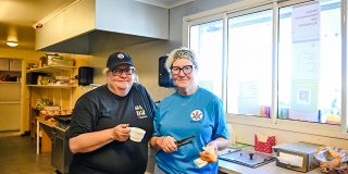 > 
📷 MATS RAGNARSSON  
Vännäs MK har inget att skämmas över när det gäller klubbens fika- och korv/hamburgare servering på Pengfors Motorstadion. Vid detta fototillfälle under förra helgens Racingspecial hade vi ansvarige Sofia Palmgren (tv) samt Mia Sundqvist i tjänst.