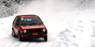📷 MATS RAGNARSSON  I klassen Rally 2 WD var det stenhårt i toppen där hemmaåkaren Magnus Åberg (VW Golf II) till slut fick ge sig med 25 sekunder mot vinnaren Thomas Lathi (Volvo 940 EVO), NMS-Boden.