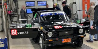 📷 VÄNNÄS MK  
I lokalerna hos Opus Bilprovning, Västerslätt, genomfördes besiktning av bilarna som skulle starta i klassen Historic under fredag. Här har vi en  Ford Escort RS 1800 (1978) som Christer Hedlund (Lycksele MK) samt Elina Svensson (Strängnäs AMS) ska tävla med.