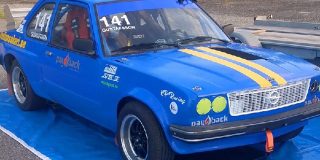 📷 VÄNNÄS MK (arkiv)  
En rolig nyhet är att Mikael Florin som avslutade sin karriär 2006 är på gång med en comeback till säsongens tävlingar i Racingspecial och detta i en omlackad Opel Ascona B2150. En bil tidigare ägd av Christer Gustavsson i Lycksele då i blå nyans, numera grå nyans.