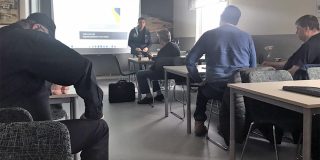 📷 JANNE CARLSSON  
Under söndag satt två representanter från Vännäs MK på skolbänken då det bla. gnuggades runt vagnsboks utfärdare för Folkrace.