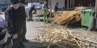 📷 JANNE CARLSON 
Viktig insats för att göra Pengfors Motorstadion redo för kommande arrangemang 2026 gjordes under lördag 18 april. Några av de som ställde upp var från vänster: Göran Tell, Christer Olsson, Urban Lindgren, Stefan Lindahl och Jonas Sundqvist