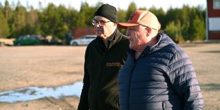 📷 MATS RAGNARSSON  
Anton Matsson (t.v.) samt Lars Isaksson i samtal ute på Bussjö Motorstadion under onsdag kväll den 8 april. Bägge herrar ser fram emot Umeå AK:s Folkracetävling lördag den 9 maj.