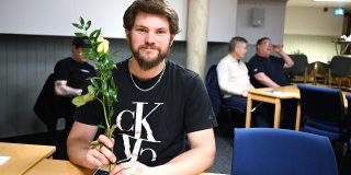 📷 MATS RAGNARSSON  
I samband med tisdagens årsmöte för Vännäs MK uppmärksammades några av klubbens medlemmar. En av dessa var Erik Sjöström som fick en blomma för sin andra plats i 2025 års Rally-DM serie.