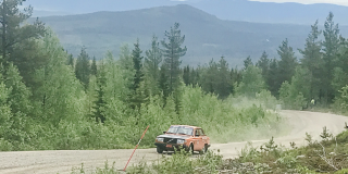 📷VÄNNÄS MK 
Nationaldagen 6 juni kördes det backtävling (RAS) i Åsele. På denna bild har vi Anton Mattsson UAK Volvo 240 AppK på väg upp mot Åsele Vindkraftsparks topp.
