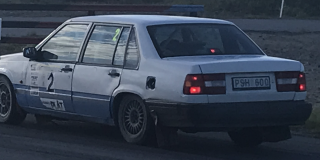 📷 JANNE CARLSON 
William Nordin, Vännäs MK, med sin Volvo 940 VOC var en av alla tävlande på Bussjö Motorstadion under onsdag kväll då Umeå AK arrangerade sin Racingspecial.