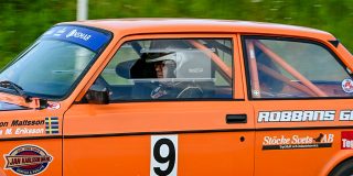 📷 MATS RAGNARSSON  
Umeå AK:s Anton Matsson hade en bra kväll igår på Pengfors Motorstadion i sin Volvo 242 då Vännäs MK arrangerade sin Racingspecial.  Totalsegrare, kanske en tårta idag?