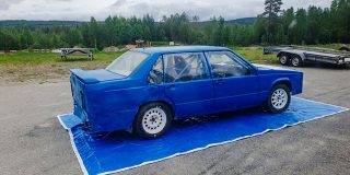 📷 PRIVAT  
Tisdag kväll den 21 juli var Pengfors Motorstadion öppen för att testa / träna. En som var på plats var Anton Bokeskog, 13, med sin Folkracebil. I depån en lugn och sansad kille men ute på banan kommer tävlingshornen fram, något som pappa Magnus fått känna av på Gokartbanan.