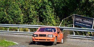 > 
📷 MATS RAGNARSSON 
Det blev ett annat ljud i skällan när bröderna Lundström släppte lös sina hästkrafter från sina Volvo 850 TS inför publiken på Pengfors Motorstadion. På bild har vi Nicklas Lundström med lätt sladd och han vann klassen 5 Rallycross Open 2wd före brodern Mikael.